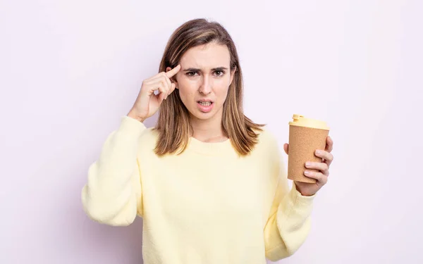 Giovane Bella Donna Sente Confuso Perplesso Mostrando Che Sei Pazzo — Foto Stock