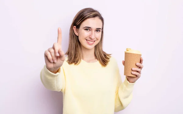 年轻漂亮的女人骄傲地微笑着 自信地成为头号人物 去掉咖啡的概念 — 图库照片