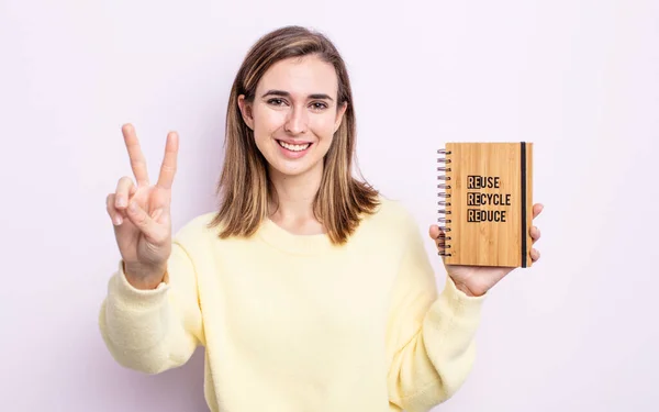 Ung Vacker Kvinna Ler Och Ser Glad Gestikulerande Seger Eller — Stockfoto