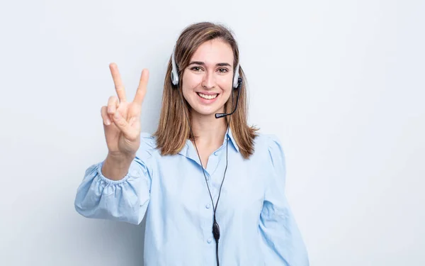 Jovem Mulher Bonita Sorrindo Olhando Feliz Gesticulando Vitória Paz Conceito — Fotografia de Stock