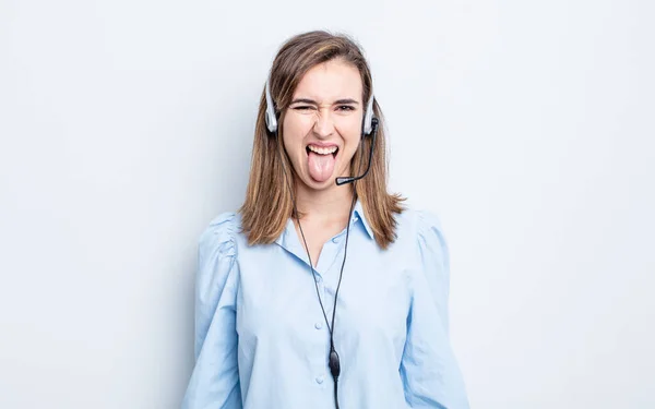 Jovem Mulher Bonita Com Atitude Alegre Rebelde Brincando Língua Furando — Fotografia de Stock