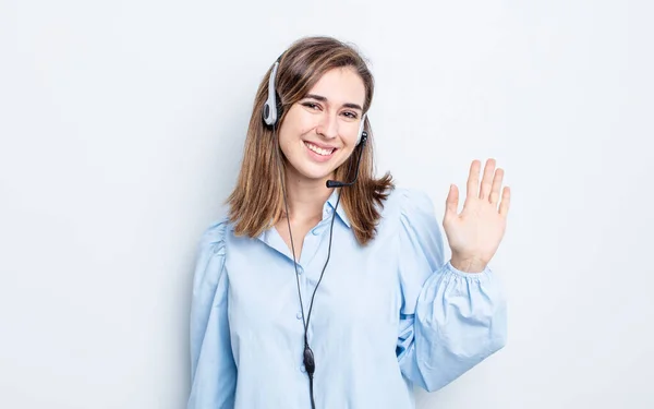 Joven Bonita Mujer Sonriendo Felizmente Saludándote Con Mano Dándote Bienvenida — Foto de Stock