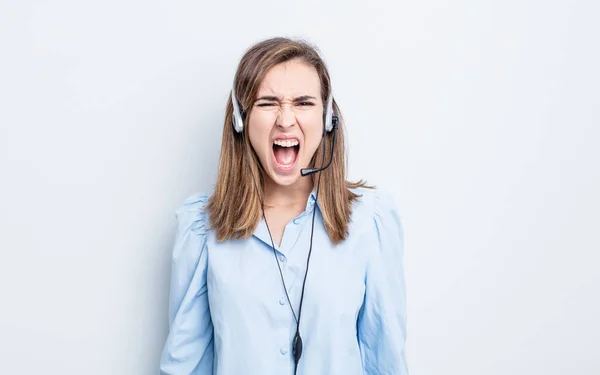 Jovem Mulher Bonita Gritando Agressivamente Olhando Muito Com Raiva Conceito — Fotografia de Stock