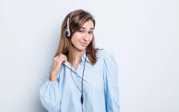 Joven Bonita Mujer Buscando Arrogante Exitoso Positivo Orgulloso Concepto Telemarketer — Foto de Stock