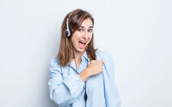 Young Pretty Woman Feeling Happy Facing Challenge Celebrating Telemarketer Concept — Stock Photo, Image
