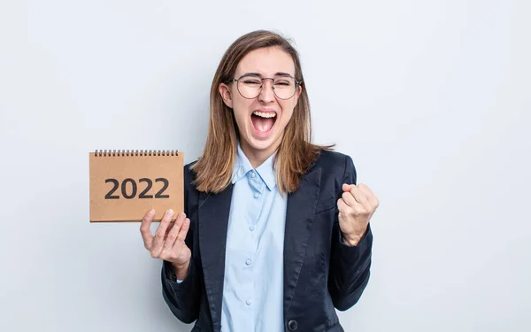 Giovane Bella Donna Sentirsi Scioccato Ridendo Celebrando Successo Concetto Calendario — Foto Stock