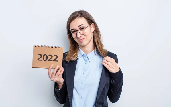 Jonge Mooie Vrouw Die Arrogant Succesvol Positief Trots Uitziet Kalenderconcept — Stockfoto