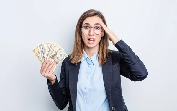 Genç Güzel Bir Kadın Mutlu Şaşkın Şaşırmış Görünüyor Dolar Banknotları — Stok fotoğraf