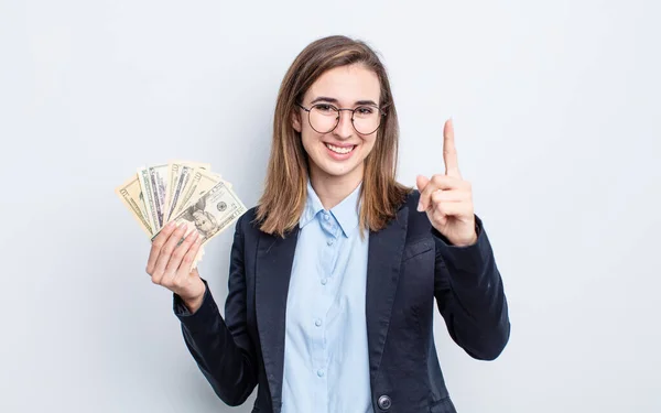 Joven Bonita Mujer Sonriendo Orgullosa Confiadamente Haciendo Número Uno Concepto — Foto de Stock