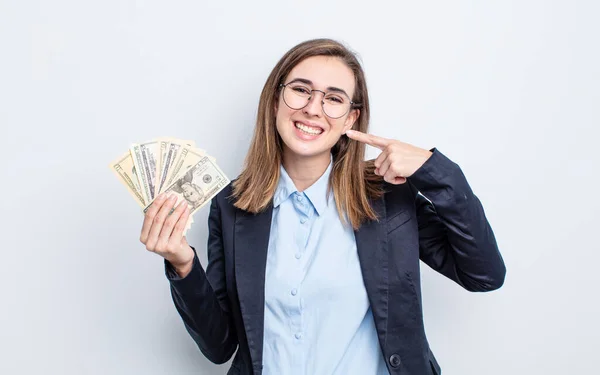 Giovane Bella Donna Sorridente Con Fiducia Indicando Proprio Ampio Sorriso — Foto Stock