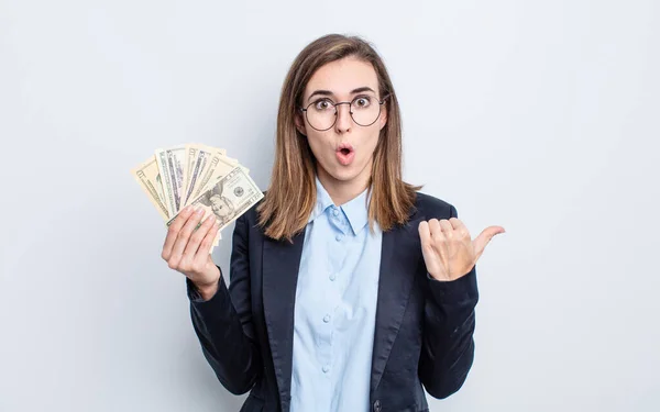 Giovane Bella Donna Guardando Stupito Nella Incredulità Concetto Banconote Dollari — Foto Stock