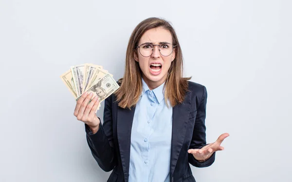 Ung Vacker Kvinna Ser Arg Irriterad Och Frustrerad Dollarsedelkoncept — Stockfoto