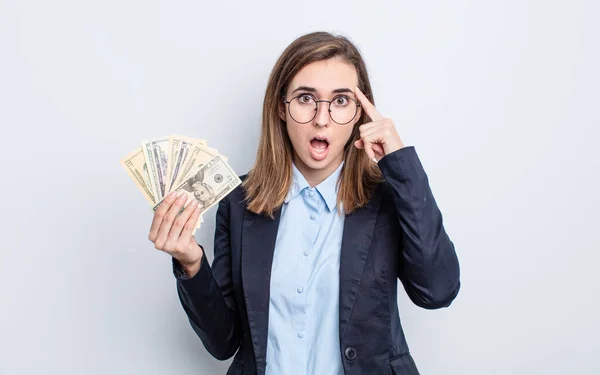 Young Pretty Woman Looking Surprised Realizing New Thought Idea Concept — Stock Photo, Image