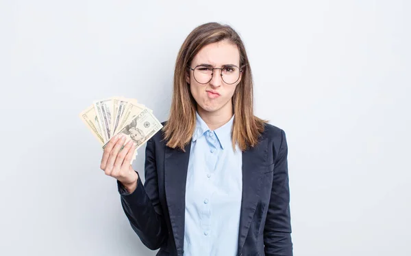 Genç Güzel Bir Kadın Kafası Karışmış Şaşkın Görünüyor Dolar Banknotları — Stok fotoğraf