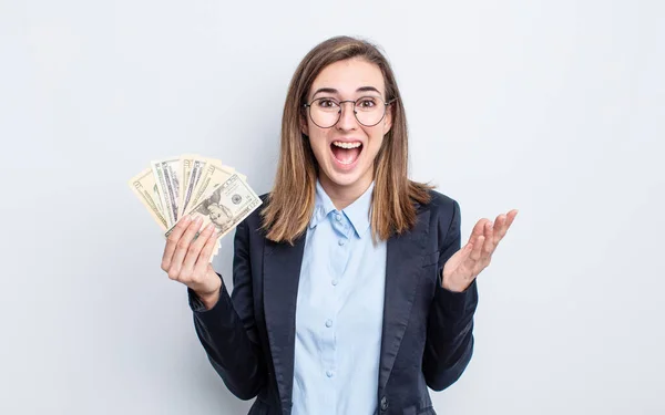 Jonge Mooie Vrouw Zich Gelukkig Voelen Verrast Realiseren Van Een — Stockfoto