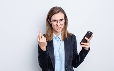 Genç ve güzel bir kadın kızgın, sinirli, asi ve agresif hissediyor. iş kavramı