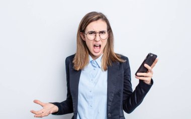 Genç ve güzel bir kadın sinirli, sinirli ve sinirli görünüyor. iş kavramı