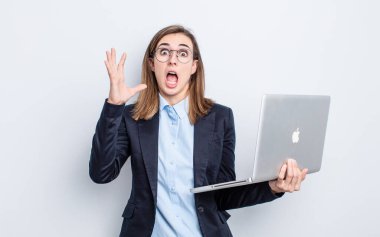 Genç ve güzel bir kadın ellerini havaya kaldırarak çığlık atıyor.