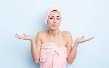 Genç ve güzel bir kadın şaşkın, şaşkın ve şüpheci hissediyor. güzellik ve duş konsepti