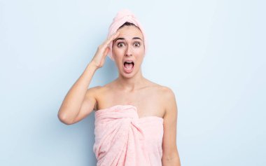 Genç ve güzel bir kadın mutlu, şaşkın ve şaşırmış görünüyor. güzellik ve duş konsepti