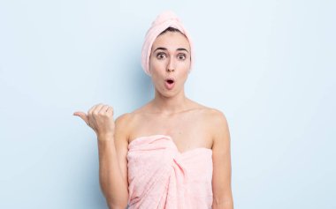 İnançsızlığa şaşırmış genç, güzel bir kadın. güzellik ve duş konsepti