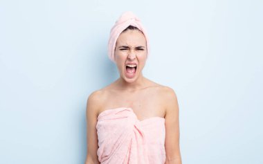 Genç ve güzel bir kadın agresif bir şekilde bağırıyor, çok kızgın görünüyor. güzellik ve duş konsepti