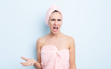 Genç ve güzel bir kadın sinirli, sinirli ve sinirli görünüyor. güzellik ve duş konsepti