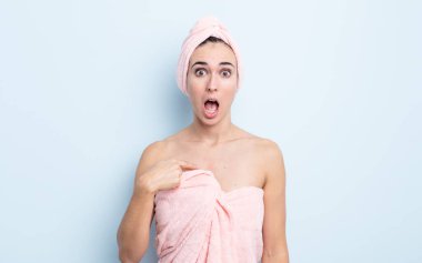 Şok olmuş ve ağzı açık, kendini gösteren genç ve güzel bir kadın. güzellik ve duş konsepti