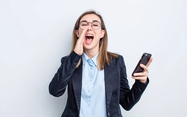 Ung Vacker Kvinna Känner Sig Lycklig Ger Ett Stort Rop — Stockfoto