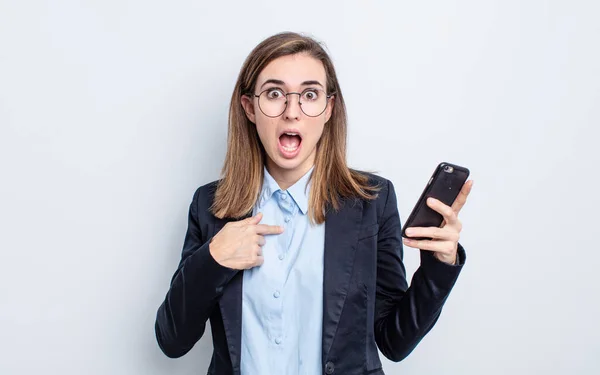 Joven Bonita Mujer Mirando Sorprendido Sorprendido Con Boca Abierta Apuntando — Foto de Stock