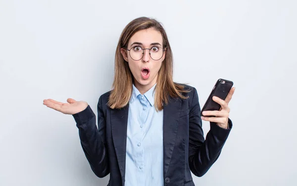 Joven Bonita Mujer Mirando Sorprendido Sorprendido Con Mandíbula Cayó Sosteniendo — Foto de Stock