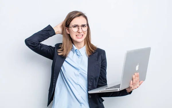 Jonge Mooie Vrouw Voelt Zich Gestrest Angstig Bang Met Handen — Stockfoto