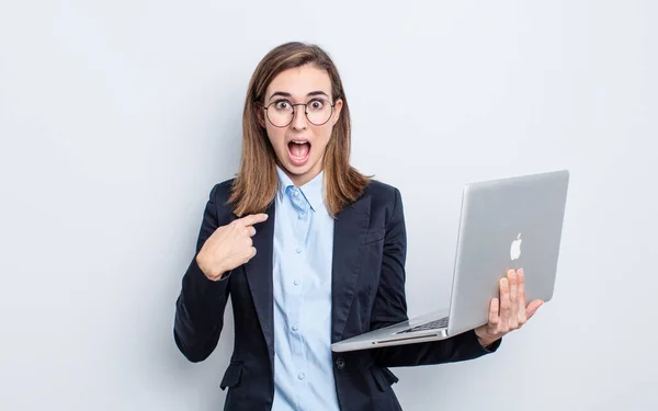 Giovane Bella Donna Sentirsi Felice Indicando Con Eccitato — Foto Stock