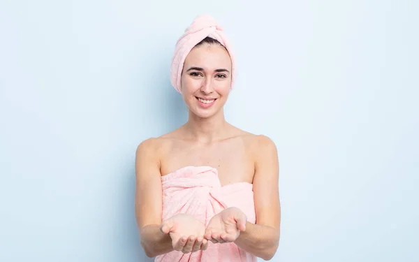 Joven Bonita Mujer Sonriendo Felizmente Con Amable Ofreciendo Mostrando Concepto —  Fotos de Stock