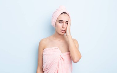 Genç ve güzel bir kadın sıkıcı, bıkkın ve uykulu hissediyor. güzellik ve duş konsepti