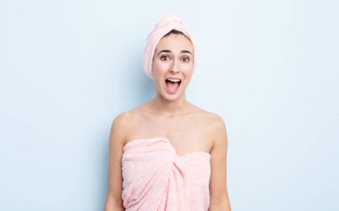 Genç ve güzel bir kadın mutlu ve hoş bir şekilde şaşırmış görünüyor. güzellik ve duş konsepti