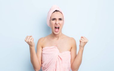 Genç ve güzel bir kadın sinirli bir ifadeyle agresif bir şekilde bağırıyor. güzellik ve duş konsepti