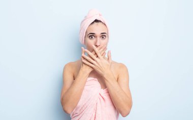 Genç ve güzel bir kadın şok olmuş bir şekilde elleriyle ağzını kapatıyor. güzellik ve duş konsepti