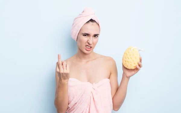 Młoda Piękna Kobieta Jest Zła Zirytowana Zbuntowana Agresywna Koncepcja Prysznica — Zdjęcie stockowe
