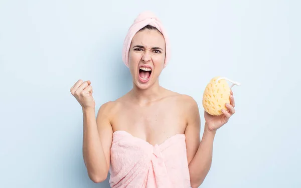 Młoda Piękna Kobieta Krzyczy Agresywnie Gniewnym Wyrazem Twarzy Koncepcja Prysznica — Zdjęcie stockowe