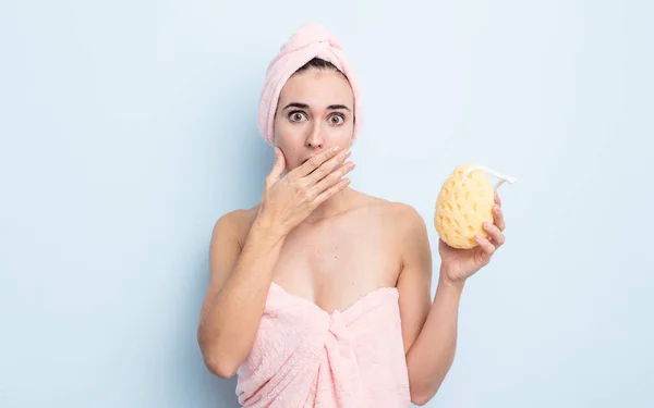 Młoda Ładna Kobieta Zakrywająca Usta Dłońmi Szoku Koncepcja Prysznica Gąbki — Zdjęcie stockowe