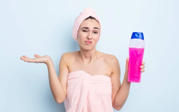 Młoda Piękna Kobieta Czuje Się Zakłopotana Zdezorientowana Wątpiąca Koncepcja Prysznica — Zdjęcie stockowe
