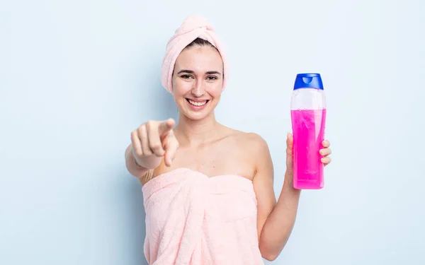 Młoda Ładna Kobieta Celująca Kamerę Wybierająca Ciebie Koncepcja Prysznica Shapoo — Zdjęcie stockowe