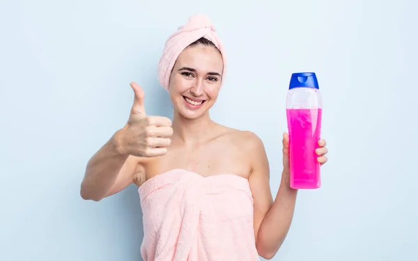 Young Pretty Woman Feeling Proud Smiling Positively Thumbs Shower Shapoo — Stock Photo, Image