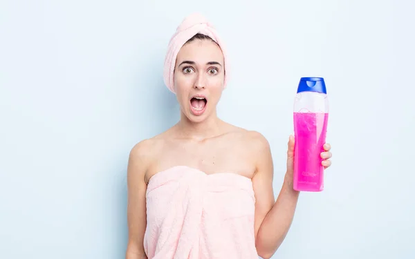 Młoda Piękna Kobieta Wyglądająca Zszokowaną Lub Zaskoczoną Koncepcja Prysznica Shapoo — Zdjęcie stockowe