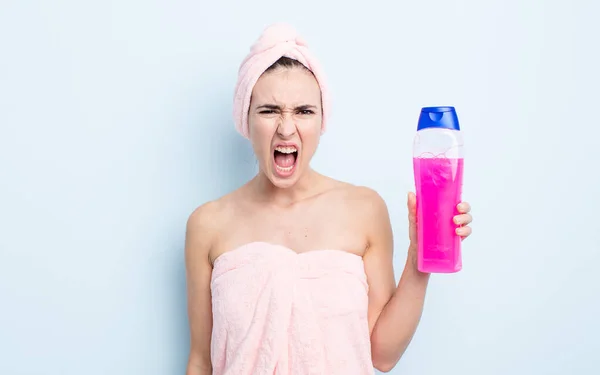 Wanita Cantik Muda Berteriak Agresif Tampak Sangat Marah Konsep Shower — Stok Foto