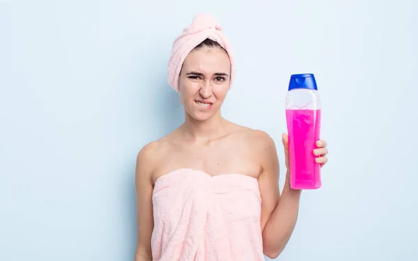 Young Pretty Woman Looking Puzzled Confused Shower Shapoo Concept — Stock Photo, Image