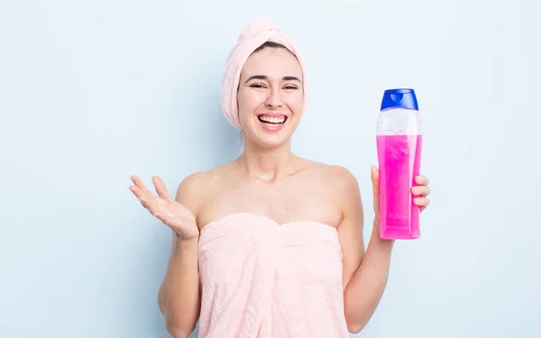 Young Pretty Woman Feeling Happy Surprised Realizing Solution Idea Shower — Stock Photo, Image