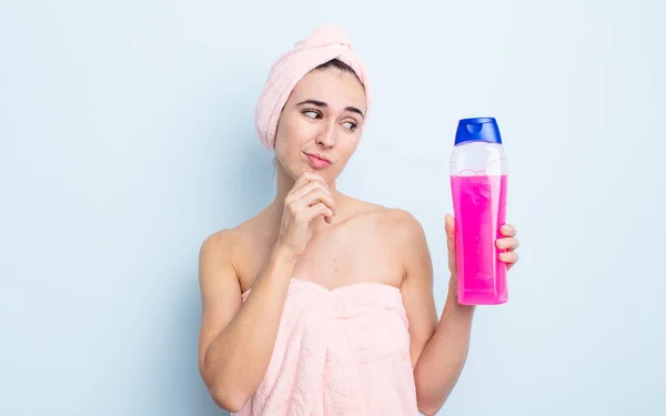 Young Pretty Woman Thinking Feeling Doubtful Confused Shower Shapoo Concept — Stock Photo, Image