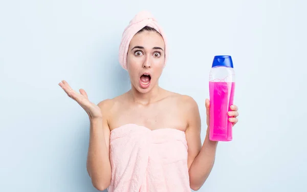 Young Pretty Woman Feeling Extremely Shocked Surprised Shower Shapoo Concept — Stock Photo, Image